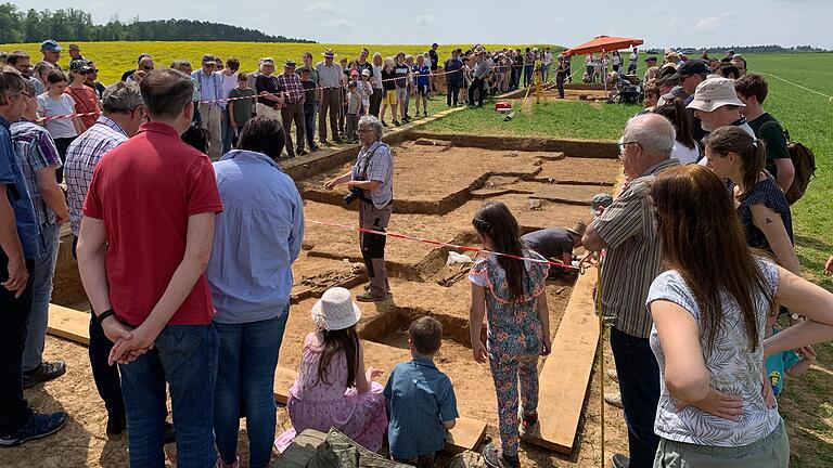 Die Führungen der Archäologen auf der Ausgrabung in der Wüstung Seehausen bei Duttenbrunn - hier Projektleiter Harald Rosmanitz - stießen auf großes Interesse. Auch am Heimat-Erlebnistag wurde von Ehrenamtlichen an der Freilegung des karolingerzeitlichen Reihengräberfeldes gearbeitet.