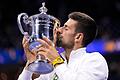 Trophäe.jpeg       -  Inzwischen ein gewohntes Bild: Novak Djokovic küsst die US-Open-Trophäe.