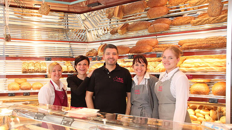 Die Verkäuferinnen der Bäckerei Schwab kennen viele ihrer Kunden sogar mit Namen.       -  Die Verkäuferinnen der Bäckerei Schwab kennen viele ihrer Kunden sogar mit Namen.