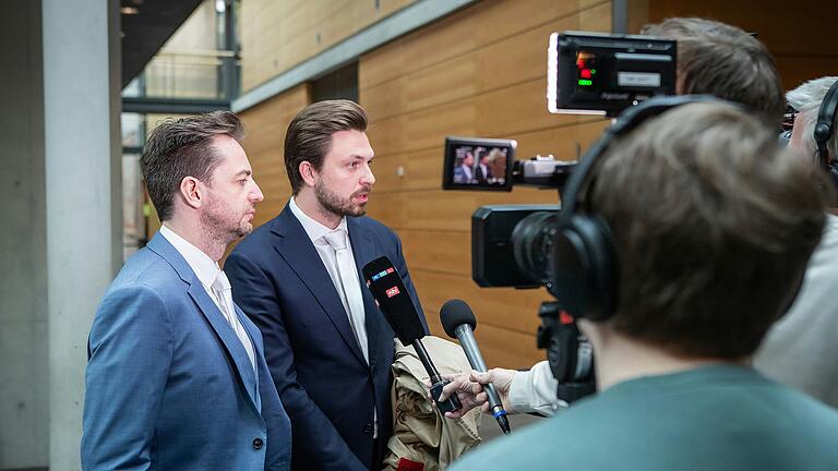 Die Rechtsanwälte Alexander Stevens (links) und Johannes Makepeace, hier zu Prozessbeginn am 3. Mai im Strafjustizzentrum Würzburg, verteidigen den angeklagten Jugendlichen nicht mehr.