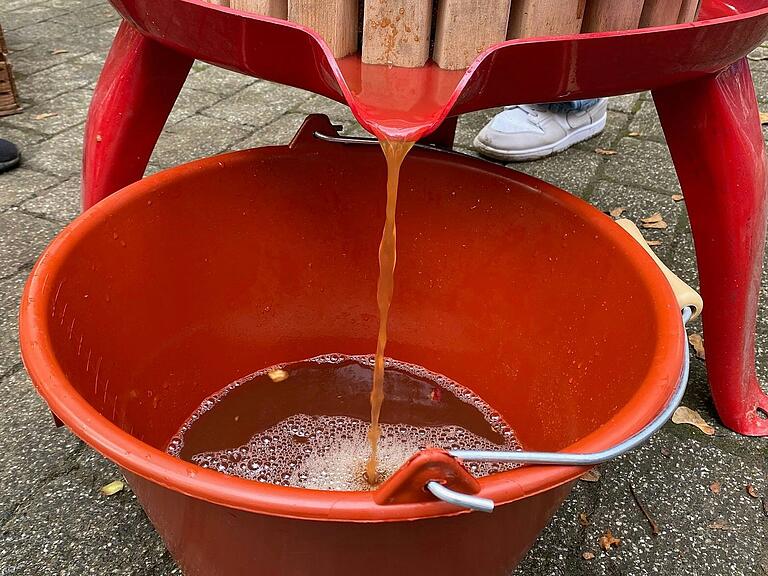 Der Lohn harter Arbeit: Frisch gepresster Apfelsaft. Der Lohn harter Arbeit: Frisch gepresster Apfelsaft.