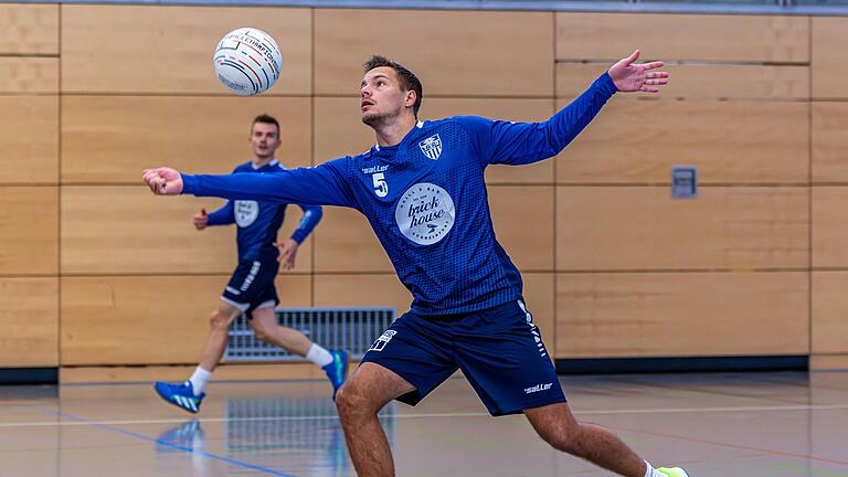 Nationalmannschaftskapitän und Europameister Maximilian Lutz will in der kommenden Hallensaison in der Faustball-Bundesliga mit dem TV Oberndorf weit kommen. Nationalmannschaftskapitän und Europameister Maximilian Lutz will in der kommenden Hallensaison in der Faustball-Bundesliga mit dem TV Oberndorf weit kommen.