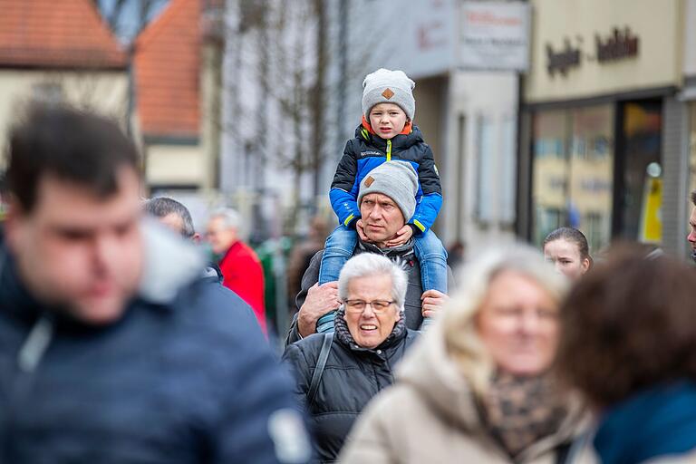 Müde Füße? Hoch oben auf den Schultern lässt es sich aushalten. Müde Füße? Hoch oben auf den Schultern lässt es sich aushalten. 