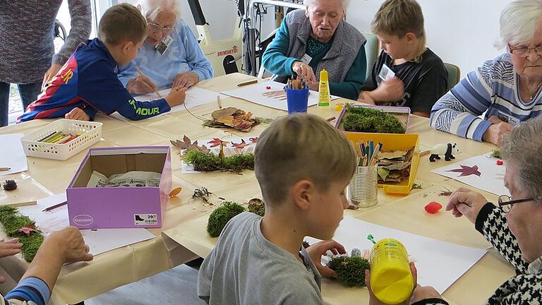 Gemeinsam am Werk: Im Projekt Generationenbrücke basteln Grundschüler und Senioren zusammen.