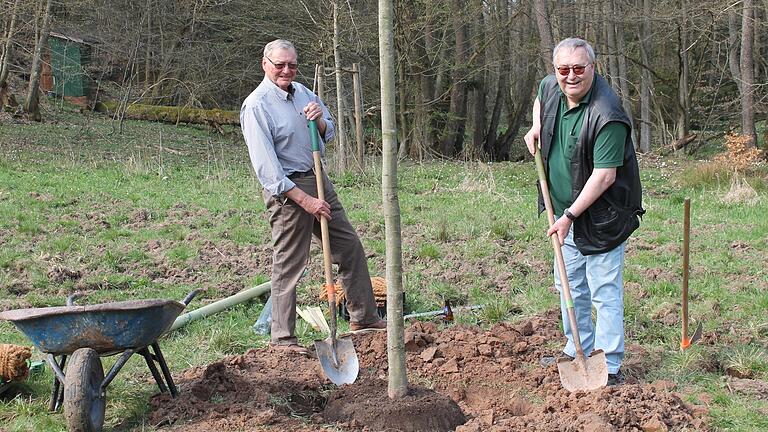 Nachträgliches Geschenk zum 80. Geburtstag: Karl-Hermann Reich (rechts) hat an seiner Jagdhütte im Oberen Wald eine Roteiche für Karl Groenen (links) gepflanzt.