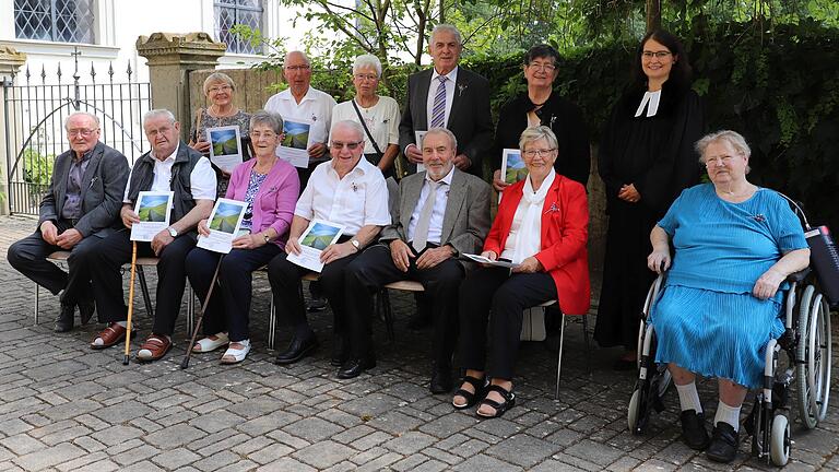 Die Eiserne Jubelkonfirmation konnten in der Kirche St. Michael in Unterhohenried feiern, 1. Reihe von links: Günther Hauck, Erich Fischer, Helga Müller, Friedrich Rübig, Theo Schneider, Ingeborg Gerber, Helga Bauer; 2. Reihe von links: Elisabeth Beuerle, Hermann Stotterle, Gudrun Spall, Rudi Langguth, Elfriede Heinrich mit Pfarrerin Kathrin Wagner.