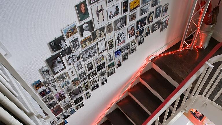 Die Wände im Treppenhaus der Disharmonie dokumentieren auch das Programm der Kulturwerkstatt. Die Wände im Treppenhaus der Disharmonie dokumentieren auch das Programm der Kulturwerkstatt.