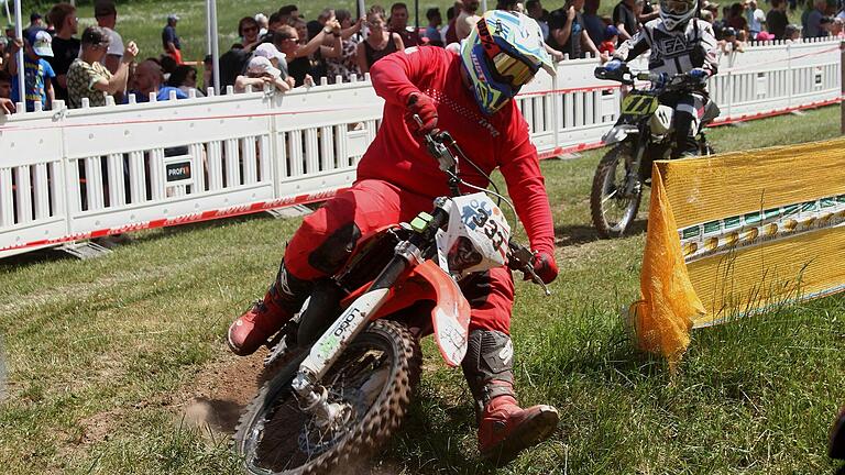'Zündapps letzte Rache' aus Paderborn kommt hier aus der Boxengasse vor Alexander Precht von 'Bordwendt Motorsport' Bramberg. 'Zündapps letzte Rache' aus Paderborn kommt hier aus der Boxengasse vor Alexander Precht von 'Bordwendt Motorsport' Bramberg.