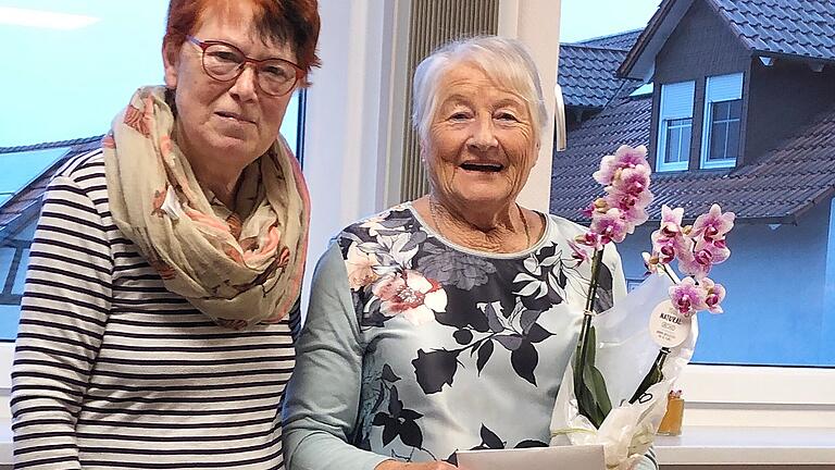 Vorsitzende Gaby Machalett bedankte sich bei Helga Jablonski&nbsp; (rechts) für ihr Engagement bei der Rheumaliga.