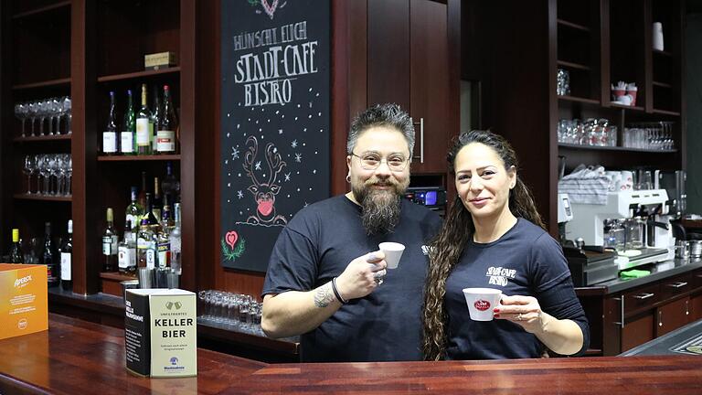 Ercan und Suna Akgün haben das Stadtcafé Bistro an der Hauptstraße 48 wiedereröffnet. Ercan und Suna Akgün haben das Stadtcafé Bistro an der Hauptstraße 48 wiedereröffnet.