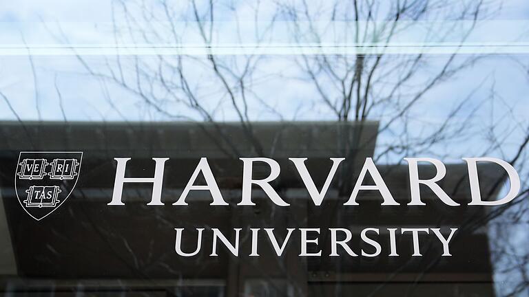 Zoff mit Trump: Harvard könnte Steuerbefreiung verlieren - Die Elite-Uni Harvard hat sich mit Trump angelegt. (Archivbild) Zoff mit Trump: Harvard könnte Steuerbefreiung verlieren - Die Elite-Uni Harvard hat sich mit Trump angelegt. (Archivbild)