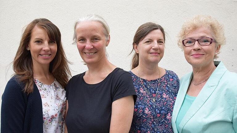 Die Mitarbeiterinnen des Caritas-Wohnraumvermittlungsdienstes „Fit for move“ (von links) Irina Perez Lazcano, Heike Bracker, Christine Lüneburg, Mirela Grzinic-Herenda unterstützen benachteiligte Personengruppen bei der Wohnungssuche in Stadt und Landkreis Würzburg. Die Mitarbeiterinnen des Caritas-Wohnraumvermittlungsdienstes „Fit for move“ (von links) Irina Perez Lazcano, Heike Bracker, Christine Lüneburg, Mirela Grzinic-Herenda unterstützen benachteiligte Personengruppen bei der Wohnungssuche in Stadt und Landkreis Würzburg.