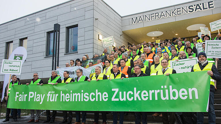 Bei der Zuckerrübentagung in Veitshöchheim forderten rund 500 Landwirte Hilfe von der Politik.&nbsp;