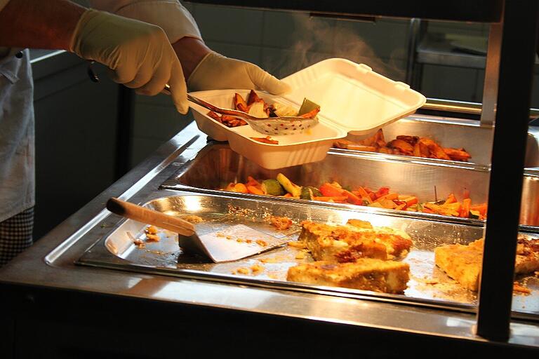 Die Mitarbeiter aus dem Landratsamt lassen es sich mit dem Essen aus der Schulküche schmecken.