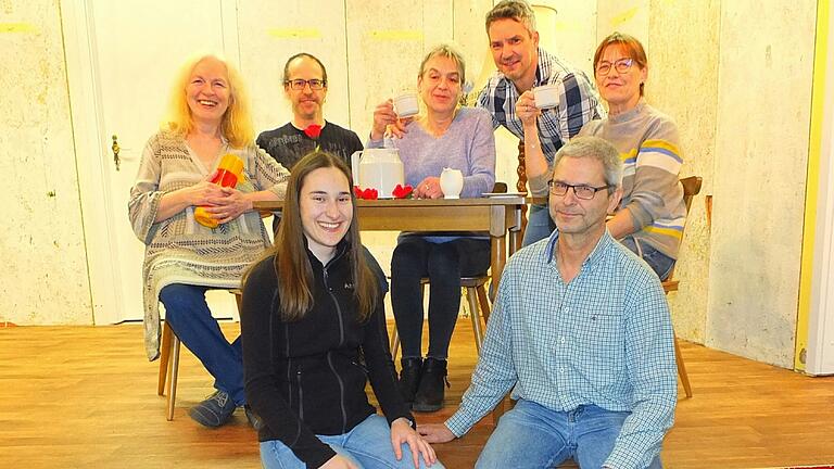 Bei den Akteueren der Sonderhöfer Gau-Bühne (hinten von links) Beate Riegel, Daniel Ullmann, Rita Bullinger, Matthais Müller und vorne Anna Sohn und Edgar Landwehr laufen die Proben für das Stück 'Emil für dich'.