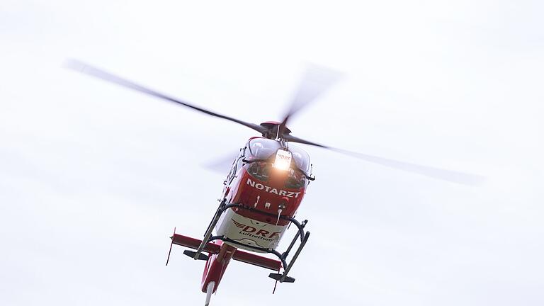 Rettungshubschrauber       -  Ein Rettungshubschrauber setzt zur Landung an.