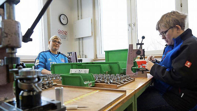 Denise Schierling und Jasmin Beirowski setzen Lager zusammen.Foto: Arkadius Guzy       -  Denise Schierling und Jasmin Beirowski setzen Lager zusammen.Foto: Arkadius Guzy