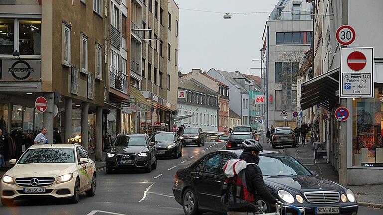 Seit vielen Jahren wird die Umgestaltung der Hohen Brückengasse gefordert. Anlässlich der Haushaltsberatungen für 2018 gab es einen erneuten Antrag, auch der scheiterte.