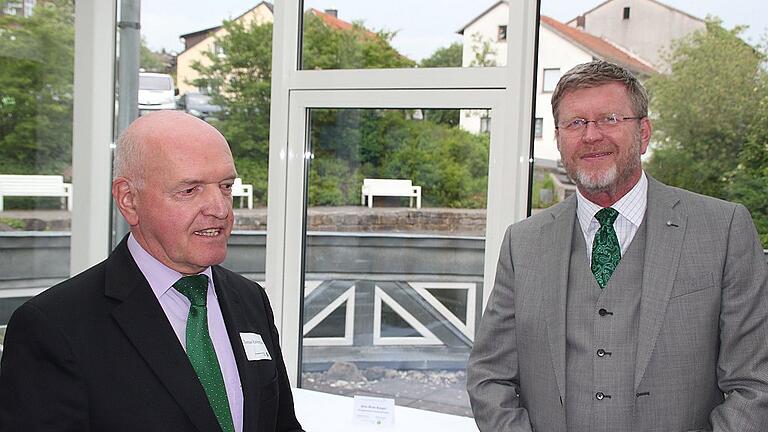 Umweltminister Marcel Huber (rechts) und Landrat Thomas Habermann am Rande der Vorstellung des neuen Rahmenkonzepts für das Biosphärenreservat, bei der Huber erklärte, dass das geplante Biodiversitätszentrum seinen Standort in Rhön-Grabfeld erhalten soll.