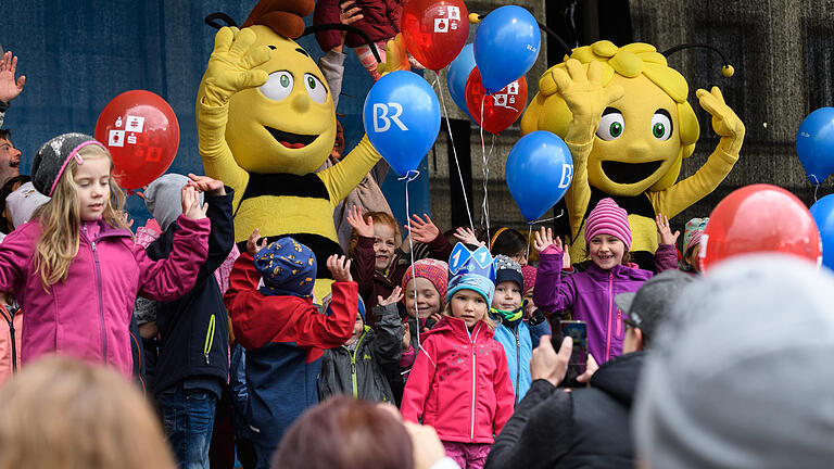 44. Internationales Kinderfest       -  Zahlreiche Kinder und Familien besuchen am Sonntag (05.05.19) das 44. Internationale Kinderfest am Marktplatz in Würzburg. Tanzperformances, Mitmachangebote, über 60 Stände und die beiden Stargäste Biene Maja und Willi sorgen beim Kinderfest für Unterhaltung.