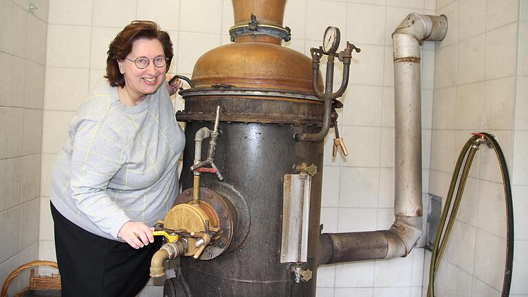 100. Geburtstag in der Brennerei von Martha Gehring in Fahr: Hochprozentiges wird dort in dem 63 Jahre alten Wasserbadkessel der Volkacher Firma Baptist Heilmann gebrannt.