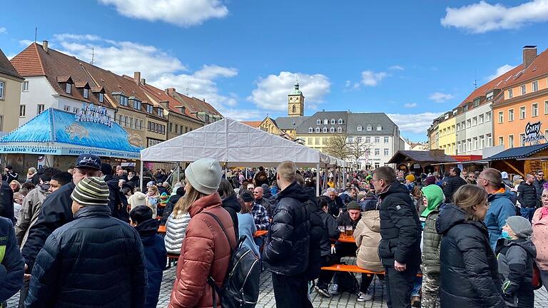 Blick auf den Fischmarkt am Sonntagnachmittag: Die Stimmung ist ausgelassen.