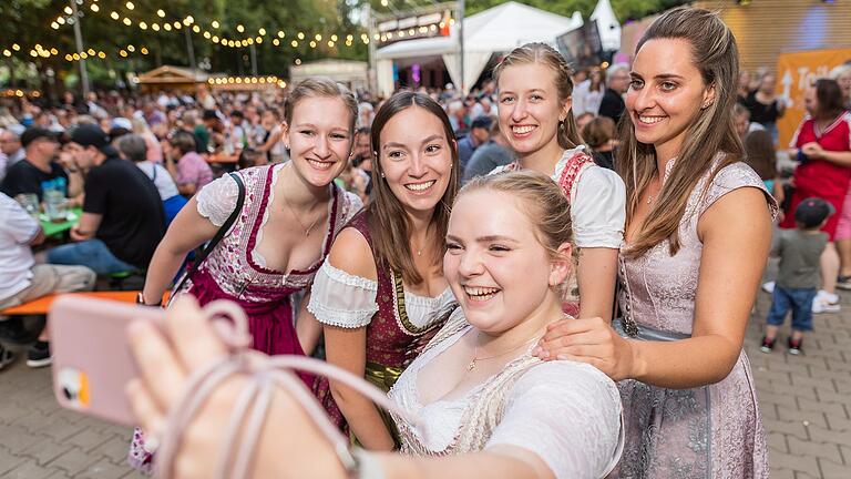 Fünf junge Frauen strahlen beim Volkacher Weinfest für ein Selfie in die Kamera. Die Aufnahme entstand am Weinfestmontag 2022, der alle Rekorde brach.