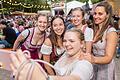 Fünf junge Frauen strahlen beim Volkacher Weinfest für ein Selfie in die Kamera. Die Aufnahme entstand am Weinfestmontag 2022, der alle Rekorde brach.