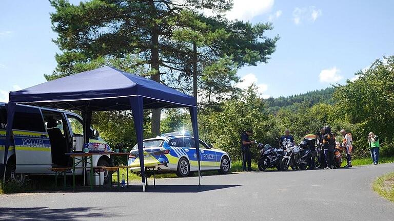 Am Sonntag machte die Polizeiinspektion Bad Brückenau mit Unterstützung anderer Dienststellen einen Kontrolltag zum Thema „Motorräder im Straßenverkehr“. - Am Sonntag machte die Polizeiinspektion Bad Brückenau mit Unterstützung anderer Dienststellen einen Kontrolltag zum Thema „Motorräder im Straßenverkehr“. Am Sonntag machte die Polizeiinspektion Bad Brückenau mit Unterstützung anderer Dienststellen einen Kontrolltag zum Thema „Motorräder im Straßenverkehr“. - Am Sonntag machte die Polizeiinspektion Bad Brückenau mit Unterstützung anderer Dienststellen einen Kontrolltag zum Thema „Motorräder im Straßenverkehr“.