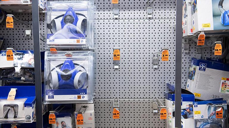 Atemschutzmasken sind vielerorts fast ausverkauft. Der Bund will nun Schutzausstattung für Praxen und Krankenhäuser zentral beschaffen. Atemschutzmasken sind vielerorts fast ausverkauft. Der Bund will nun Schutzausstattung für Praxen und Krankenhäuser zentral beschaffen.