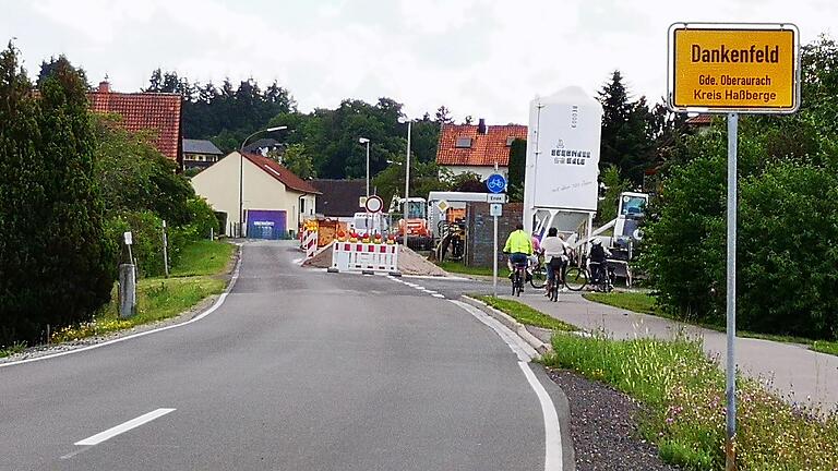 Und wieder leben die Dankenfelder mit Umleitungen, dafür bekommen sie aber eine niegelnagelneue Ortsdurchfahrt und sogar Glasfaserversorgung bis an die Grundstücksgrenze. Und wieder leben die Dankenfelder mit Umleitungen, dafür bekommen sie aber eine niegelnagelneue Ortsdurchfahrt und sogar Glasfaserversorgung bis an die Grundstücksgrenze.