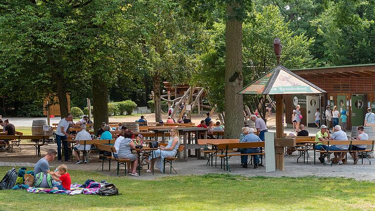 Zwei neue Gebäude sollen das bisherige Betriebsgebäude im Schweinfurter Wildpark ersetzen. Damit Besucher aber auch weiterhin etwas kaufen können, wird als erstes das kleinere Gebäude gebaut, in dem auch zwei Verkaufsräume untergebracht sind. Zwei neue Gebäude sollen das bisherige Betriebsgebäude im Schweinfurter Wildpark ersetzen. Damit Besucher aber auch weiterhin etwas kaufen können, wird als erstes das kleinere Gebäude gebaut, in dem auch zwei Verkaufsräume untergebracht sind.