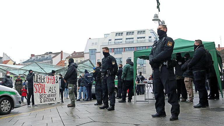 Mit einem großen Aufgebot sicherten die Polizisten den Stand der rechtsextremistischen Partei "Dritter Weg" am Schweinfurter Roßmarkt. Mit einem großen Aufgebot sicherten die Polizisten den Stand der rechtsextremistischen Partei "Dritter Weg" am Schweinfurter Roßmarkt.