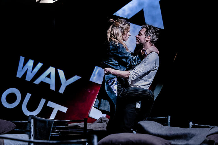 Liebe ohne Zukunft: Glory (Carmen Kirschner) und Terry (Stefan Willi Wang) Liebe ohne Zukunft: Glory (Carmen Kirschner) und Terry (Stefan Willi Wang)