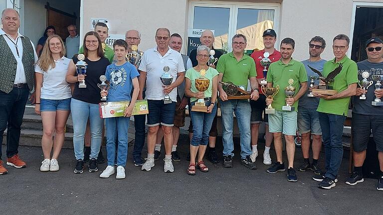 Zahlreiche Gewinnerinnen und Gewinner des alljährlichen Sommer- und Bürgerschießen konnten ihre gewonnenen Pokale und Sachpreise bei der Proklamation am Sommerschützenfest in Höllrich abholen. Gabi Frank wurde als aktuelle Bürgerkönigin der Gemeinde Karsbach gekrönt. Mannschaftssieger wurde der 'PromilleClub Heßdorf'.