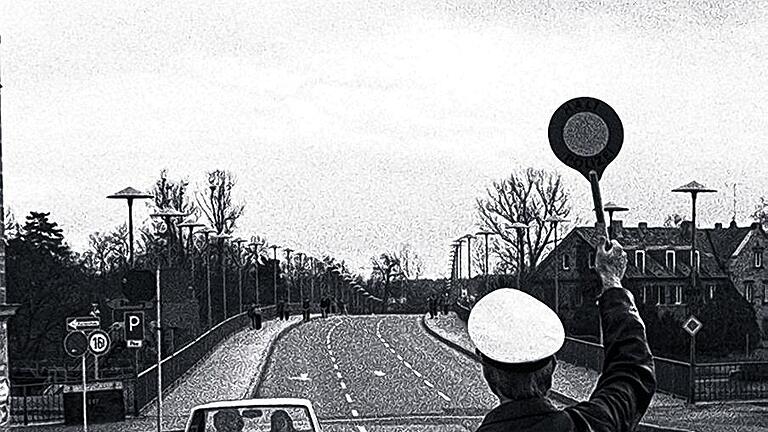 Autofreier Sonntag wegen Ölkrise: Am 25. November 1973. Wer sich nicht dranhielt, hatte Ärger, wie hier an der Maxbrücke. Autofreier Sonntag wegen Ölkrise: Am 25. November 1973. Wer sich nicht dranhielt, hatte Ärger, wie hier an der Maxbrücke.