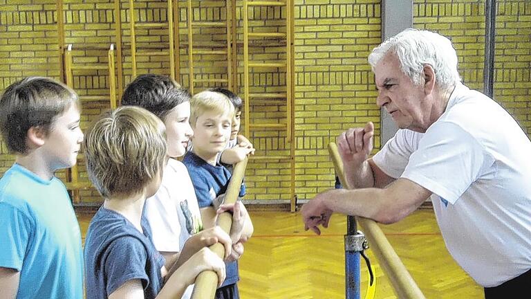 Trainer seit 50 Jahren: Wolfgang Schmidt übt mit den Kindern, organisiert Wettkämpfe und hilft in der Geschäftsstelle.