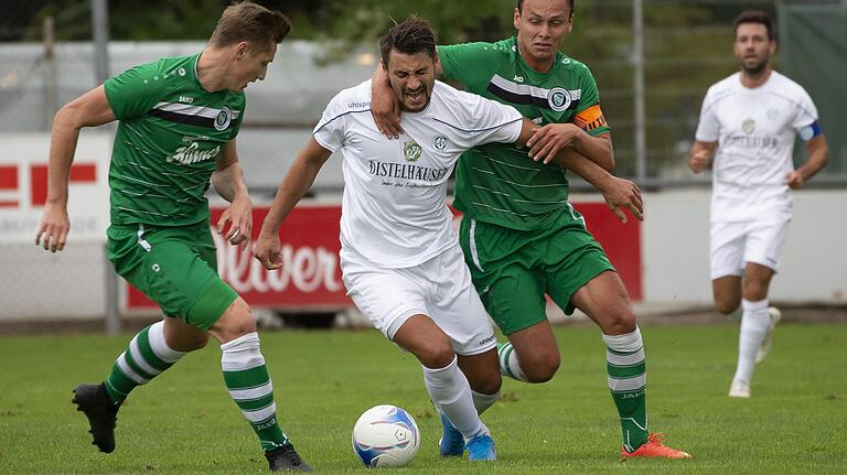 Verbissen kämpft WFV-Stürmer Cristian Alexandru Dan (Mitte) gegen Jonas Bayerlein (links) und Tobias Dietrich (rechts) um den Ball.