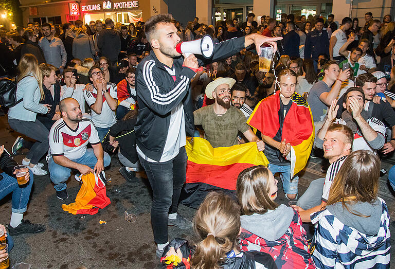 Wenn die Sanderstraße zur Fanmeile wird, wie hier 2018 bei der Fußballweltmeisterschaft, dann wird die Straße schon auch mal dreckig.