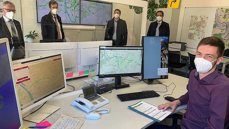 Zum Startschuss ein Besuch bei Verkehrsplaner Jörn Egbert (vorne rechts) in der neuen Verkehrsmanagement-Zentrale: (hinten von links): WVV-Geschäftsführer Thomas Schäfer, Oberbürgermeister Christian Schuchardt, Umweltbürgermeister Martin Heilig und Baureferent Benjamin Schneider.