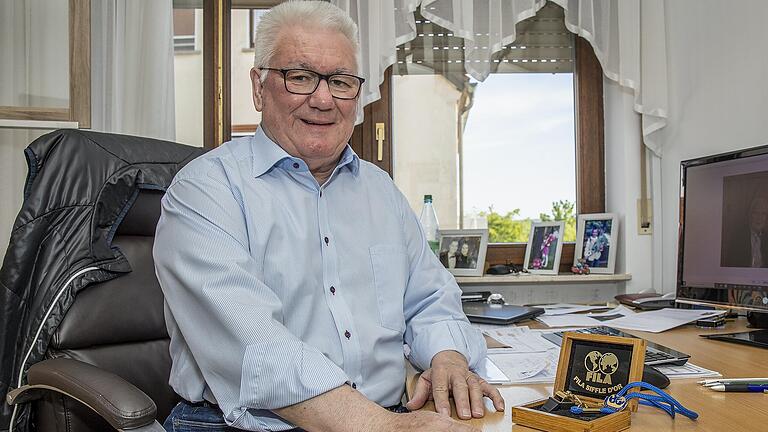 Manfred Werner und die goldene Pfeife, in seinem Büro in Veitshöchheim.