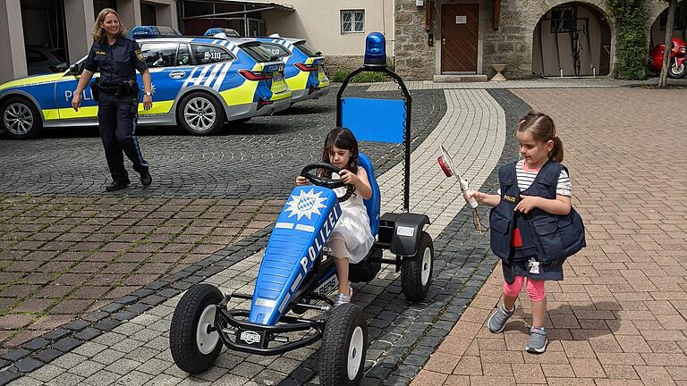 Ein Dankeschön für das Dankeschön: Unter den wachen Augen von Verkehrserzieherin Katharina Emmerling und Freundin Nora durfte sich Amandine bei der Bad Neustädter Polizei hinter das Steuer eines Gokarts setzen und im Innenhof ein paar Runden drehen.&nbsp;