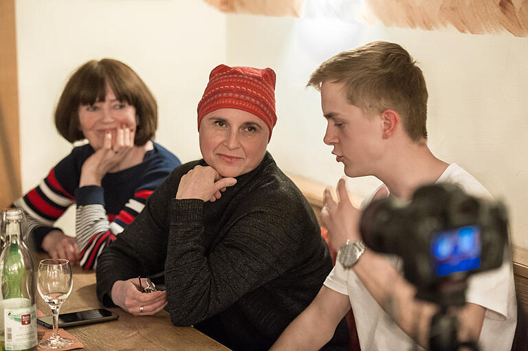 Jana Mamont (Mitte) hat als Russisch sprechende Ukrainerin nie Unterdrückung erlebt. Bei der Diskussionsrunde der Paneuropa Jugend in Fahr erzählt sie ihr Schicksal. Rechts Philipp Streck, der simultan übersetzt, links Lydia Pogrienjak, die seit 20 Jahren in Schweinfurt lebt.