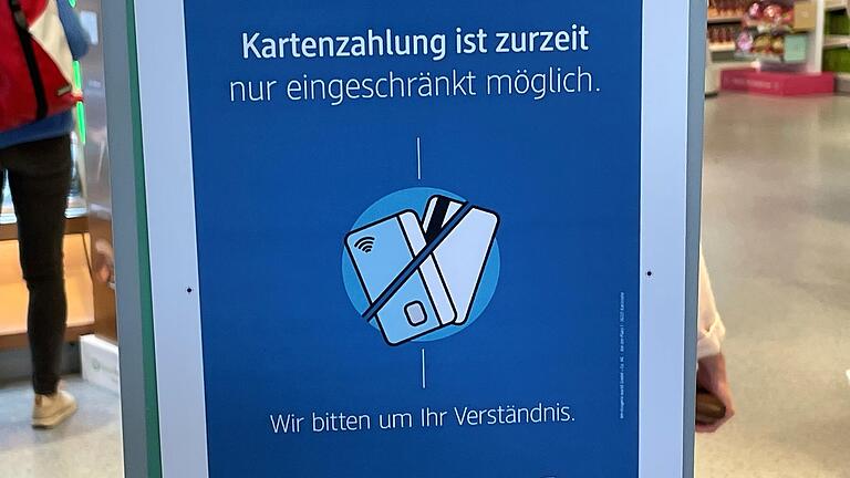 Auch beim Drogeriemarkt DM in der Würzburger Innenstadt ist Kartenzahlung derzeit nicht möglich.