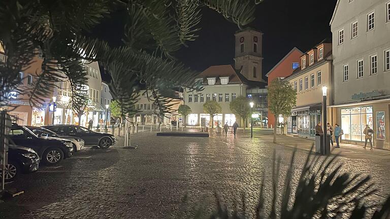 Der Blick &quot;durch&quot; den Weihnachtsbaum am Marktplatz von Bad Neustadt zeigt noch wenig Besinnliches. Hier soll am Wochenende der &quot;Neuschter Winterwald&quot; für Belebung sorgen.