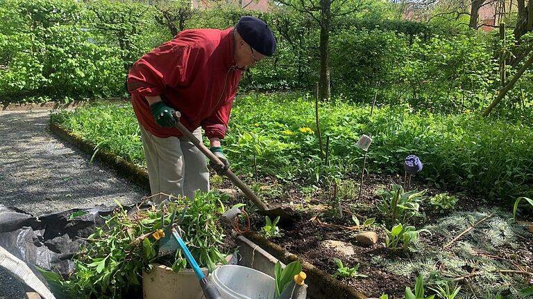 Gudrun Schmalfuß arbeitet gerne im Novizengarten, aber oft ist sie ganz allein.       -  Gudrun Schmalfuß arbeitet gerne im Novizengarten, aber oft ist sie ganz allein.