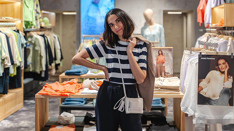 Schlier Damenmode       -  Die Damenabteilung von Schlier in Würzburg zeigt, wie Frau sich stylisch und modern kleiden kann.