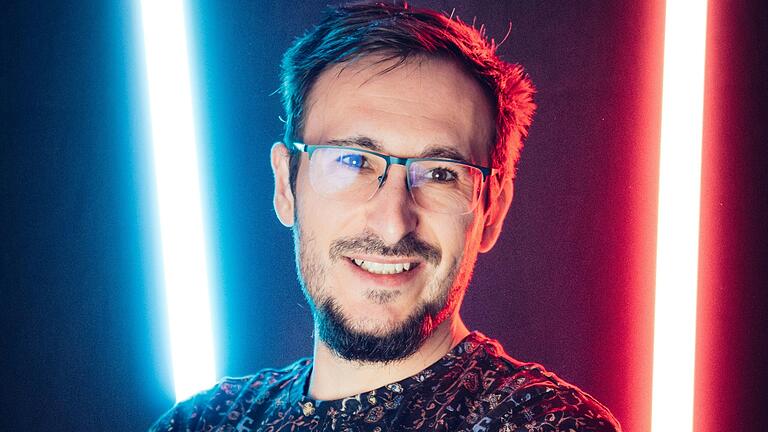 David Sanokowski ist digitaler Streetworker für den Bayerischen Jugendring. Das Projekt 'digital Streetwork' wurde im Herbst 2021 gestartet, unter anderem als Reaktion auf die Corona-Pandemie. David Sanokowski ist digitaler Streetworker für den Bayerischen Jugendring. Das Projekt 'digital Streetwork' wurde im Herbst 2021 gestartet, unter anderem als Reaktion auf die Corona-Pandemie. 
