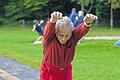 Hier ist Sprungkraft gefragt: Der 81-jährige Karl Ritsert trainiert auf einem Sportplatz in Karlsruhe die Disziplin Weitsprung aus dem Stand für das Sportabzeichen. Bis zu einer Million Menschen treten jedes Jahr zum Deutschen Sportabzeichen an. Der nach Alter gestaffelte Fitnesstest zeigt jedem, wo er steht.