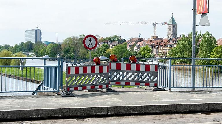 Der Straßenoberbau wird entfernt.